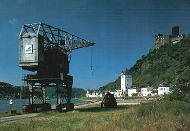 'Häuser' crane in St. Goarshausen with the castle Katz